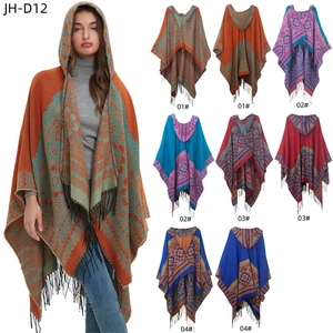 Poncho ethnique à capuche avec motifs géométriques et bordures à franges pour femme