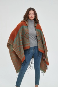 Détail du châle en tricot bohème avec motifs ethniques et franges noires denses