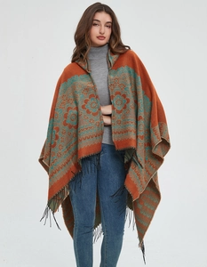 Gros plan du poncho tricoté bohème avec glands et motifs géométriques variés