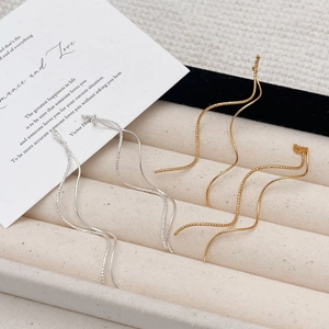 Orecchini a filo minimalisti a forma di S con nappe in oro e argento