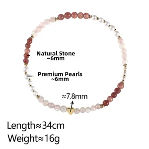 Détail du bracelet en pierre naturelle rose et perles avec pendentif cœur doré