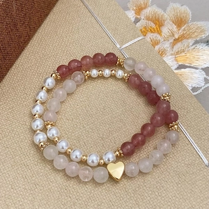 Ensemble de bracelets multicouches faits main avec pierres roses, perles et cœur doré