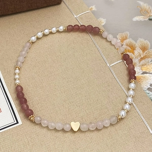 Bracelet fait main en quartz fraise et perles avec pendentif cœur doré