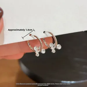 Détail des créoles argentées de 1,4 cm ornées de zircons cubiques micro-sertis chic