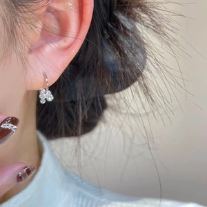 Boucles d'oreilles créoles en argent avec zircons portées par un mannequin femme