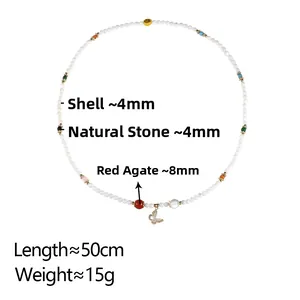 Dettaglio della collana con perle di conchiglia 4mm, pietre dure e ciondolo farfalla