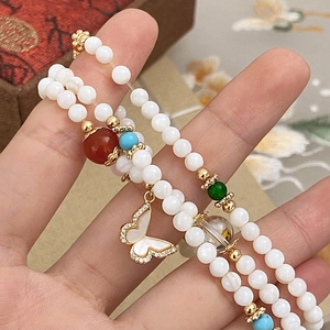 Bracciale a strati con perle e ciondolo a farfalla con perline colorate fatte a mano
