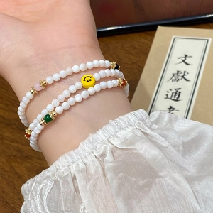 Bracciale multistrato di perle fatto a mano con farfalla di conchiglia e ciondolo smiley