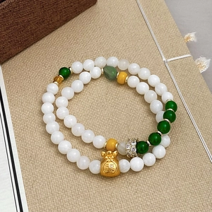Bracelet double couche en perles de style chinois avec calcédoine verte et sachet porte-bonheur