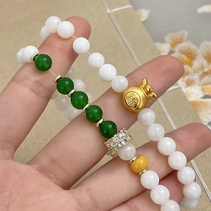 Bracelet fait main en calcédoine verte avec perles blanches et charm sac de fortune doré