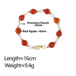 Dettaglio di perline di corniola rossa e perle su bracciale elastico con cuore dorato