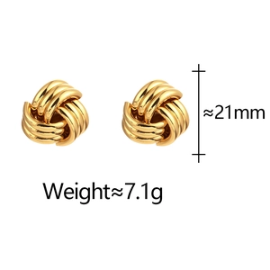 Macro detail of gold knot earrings with dimensions 21mm and weight specifications