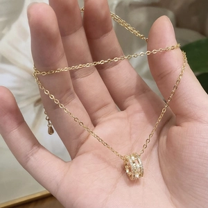 Collier pendentif cylindre en zircon scintillant de style minimaliste doré à l'or