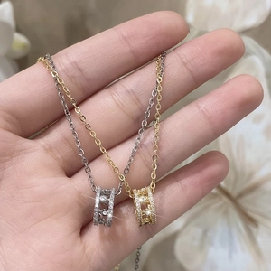 Collier à pendentif rond creux géométrique avec oxydes de zirconium en or et argent
