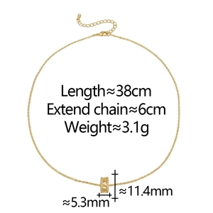 Détail du collier doré avec pendentif cylindre en zircone et fermoir mousqueton réglable