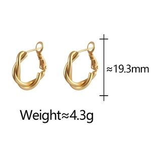 Détail de boucles d'oreilles créoles torsadées dorées mates avec dimensions et design