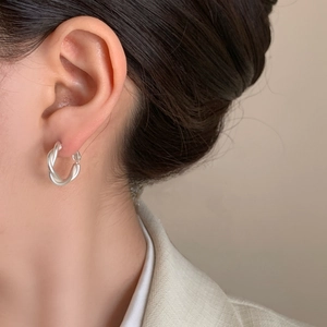 Boucles d'oreilles créoles torsadées argent mat au design vintage minimaliste pour femme