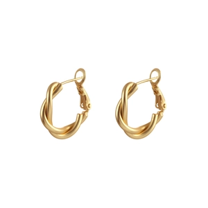 Élégantes boucles d'oreilles créoles torsadées en or mat avec un design minimaliste