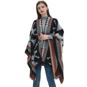 Poncho in maglia con motivi geometrici nei toni del nero, grigio e caramello