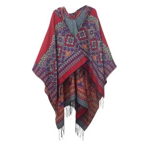 Détail d'un châle en maille bohème aux motifs ethniques et longues franges noires au bas
