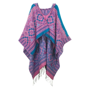 Détail d'un poncho en maille à capuche avec motifs floraux ethniques et franges noires