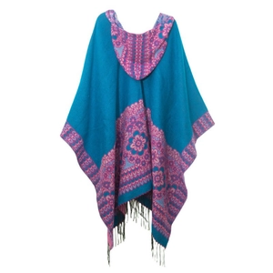 Détail d'un poncho à capuche bleu ethnique avec motifs jacquard et franges en bas