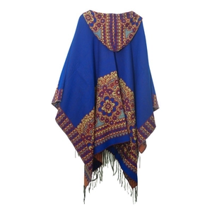 Détail d'un poncho à capuche bleu avec motif mandala, maille ethnique et pompons
