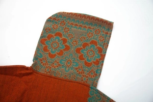Gros plan du motif jacquard ethnique sur un poncho à franges avec texture vintage