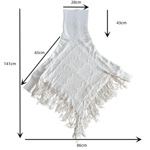 Gestricktes weißes Poncho-Detail mit Maßen für Kragenhöhe und Fransenlänge