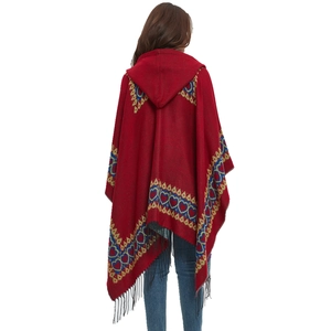 Poncho en tricot rouge à capuche avec motif de cœur et franges, vue de dos