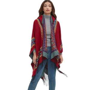 Poncho femme rouge à capuche avec motifs ethniques et franges noires pour l'hiver