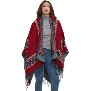 Poncho tricoté rouge foncé avec motifs cœur géométriques et franges noires