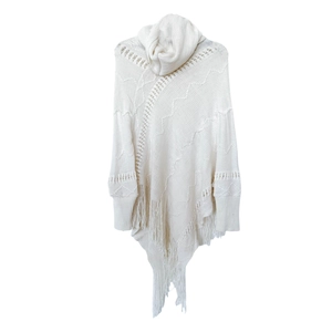 Detailansicht eines Strickschals mit Lochmuster-Textur und langen Fransenquasten