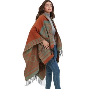 Châle à capuche pour femme avec motifs floraux orange et bleu et longues franges noires