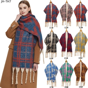 Winter-Jacquard-Schal aus dicker Schlingengarn mit Hahnentrittmuster und Quasten
