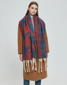 Detail eines rot-blauen Houndstooth-Schals mit dicken Fransen und Farbmuster
