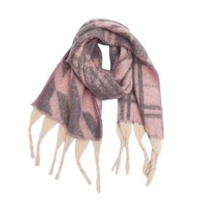 Makroaufnahme von rosa-grau kariertem Strickschal mit dicken Fransen und weicher Textur