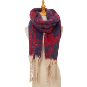 Nahaufnahme des dicken Winter-Jacquard-Schals mit Hahnentrittmuster und langen Fransen