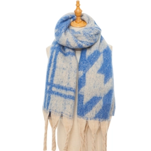 Detailansicht der dicken Jacquard-Struktur und langen Fransen an diesem blauen Schal
