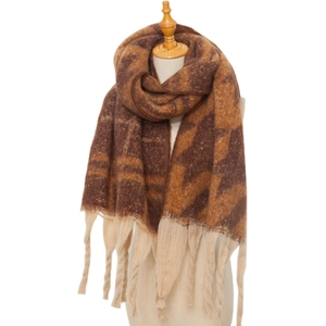 Makro-Detail des Winter-Jacquard-Schals mit Hahnentrittmuster, Stricktextur und Fransen