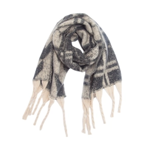 Detail eines dicken Winter-Jacquard-Schals mit Hahnentrittmuster und langen Fransen