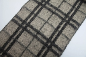 Nahaufnahme des dicken grauen Jacquard-Schals mit warmer Textur aus Bouclé-Garn-Gewebe