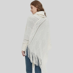 Gestrickter Rollkragen-Poncho mit Fransen-Saum in Cremeweiß mit Hohlstrick-Mustern