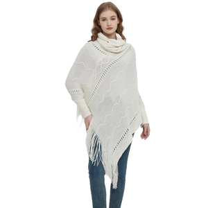 Damen Strickponcho in Cremeweiß mit Fransen und passendem Rollkragen-Schal Set