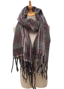 Dettaglio di sciarpa in maglia multicolore con trama a quadri e lunghe frange decorative
