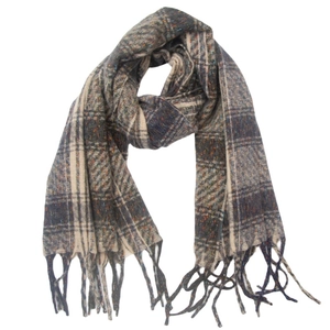 Dettaglio macro di sciarpa a quadri con filato coriandolo e lunghe frange morbide