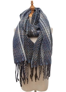 Dettaglio di sciarpa invernale blu navy con maglia maculata e frange decorative