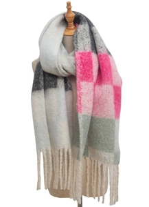 Dettaglio di morbida sciarpa a quadri rosa e grigi con lunghe frange decorative