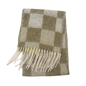 Dettaglio della sciarpa a scacchi verde oliva e beige con finiture in morbide nappe