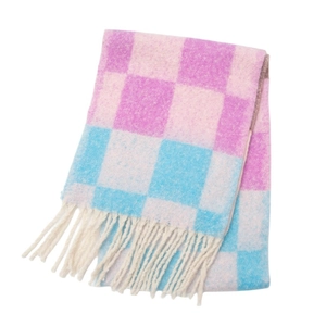 Dettaglio della sciarpa a quadri rosa e blu con trama morbida e nappe a frangia bianca